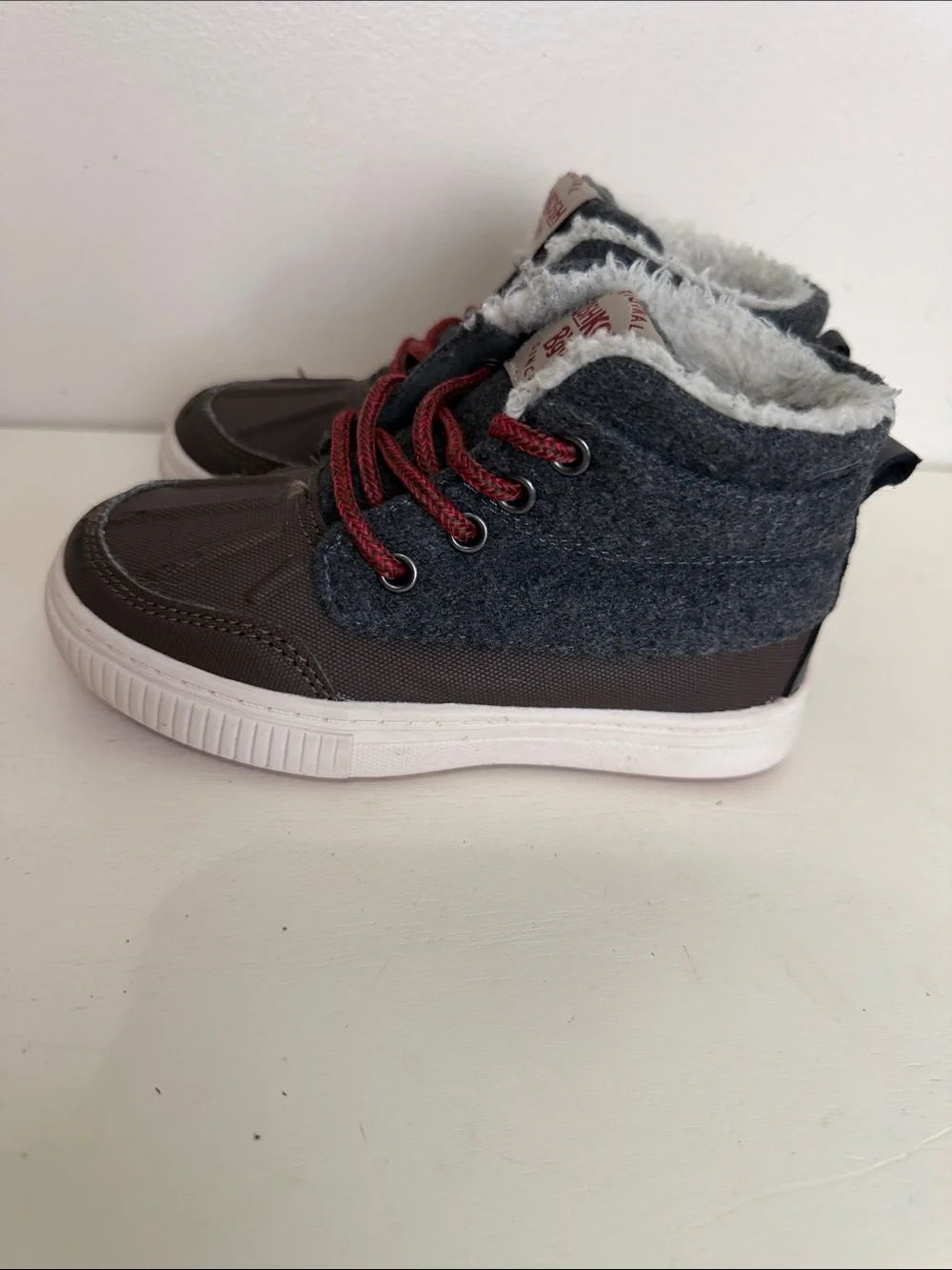 (S- ) OshKosh B'gosh Brown & Gray Kids Lace-Up Boots with Red Laces
